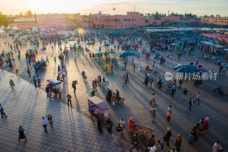 摩洛哥马拉喀什，夜生活和人们在Djemaa El Fna广场上的影子